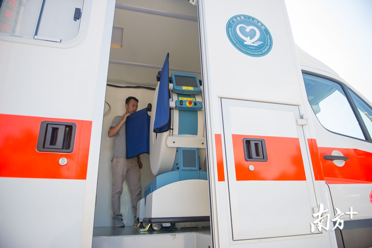 救護(hù)車上即可溶栓！華南首臺(tái)移動(dòng)CT救護(hù)車亮相